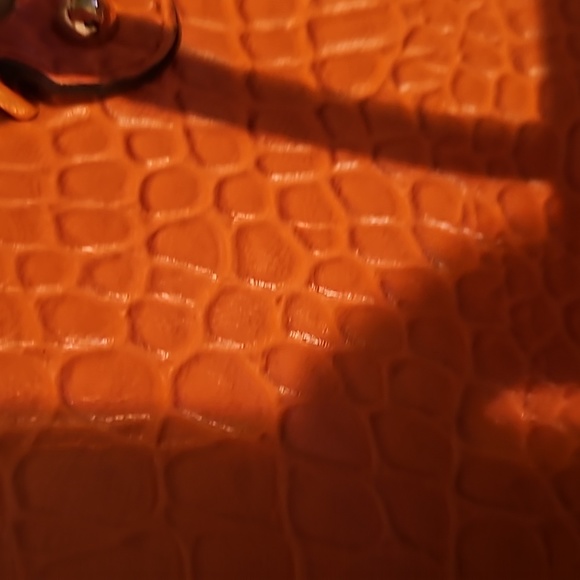 Liz Claiborne Women's pocket book - Picture 5 of 5